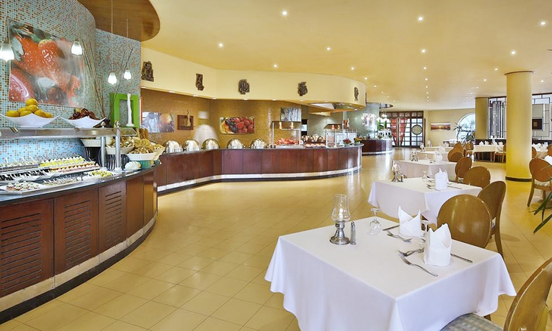 Ресторан в отеле Hilton Sharks Bay