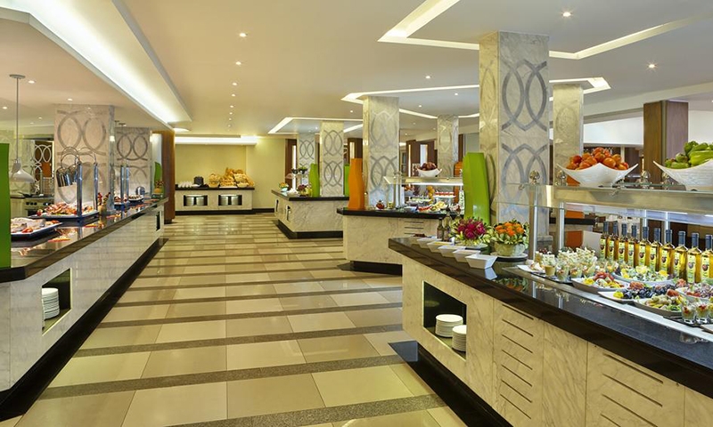 Шведский стол в отеле Hilton Sharks Bay