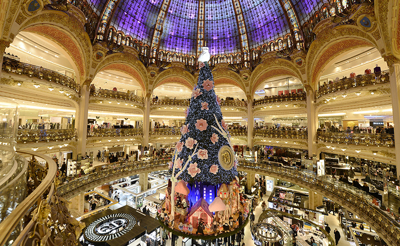 Новогодняя елка в магазине Galeries Lafayette в Париже