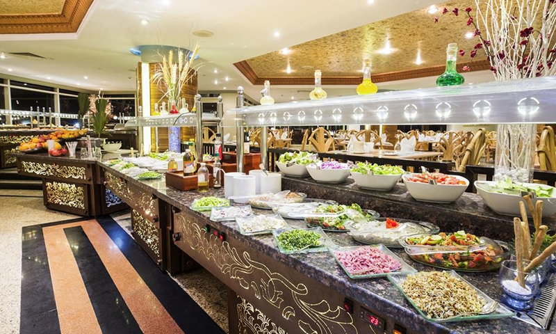 Шведский стол в Pyramisa Sharm El Sheikh Resort