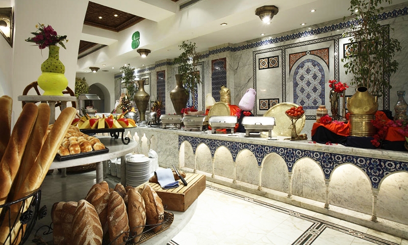 Шведский стол в отеле Royal Holiday Beach Resort