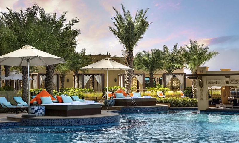 Отдых у бассейна в отеле Fairmont Ajman 5*