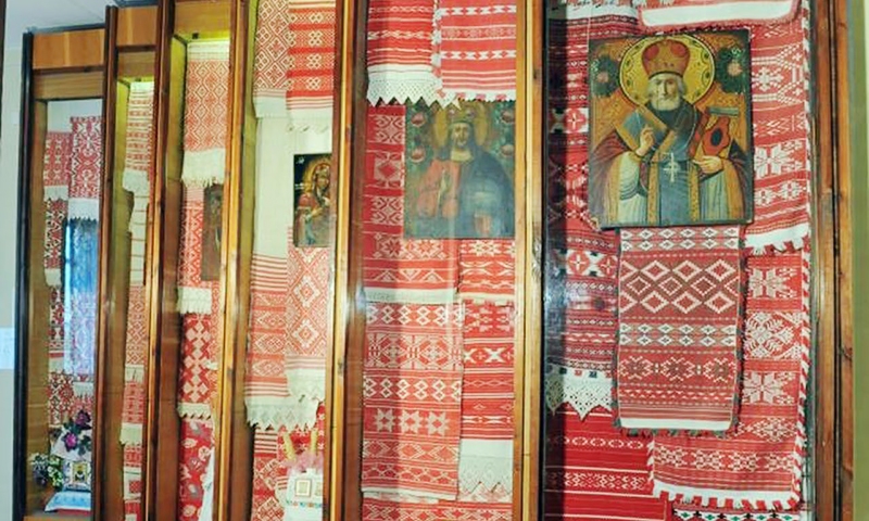  В витрине с рушниками представлен ритуальный объект обряда «Свеча»