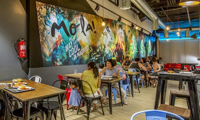 Столовая в Mola Hostel