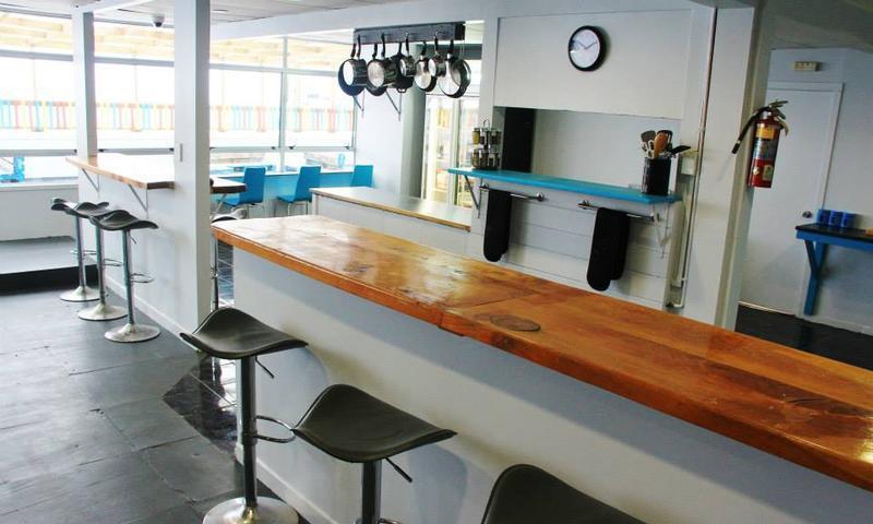 Кухня в The Attic Backpackers