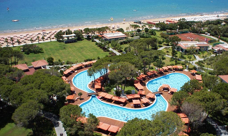 Бассейн и пляж в Ali Bey Resort Sorgun