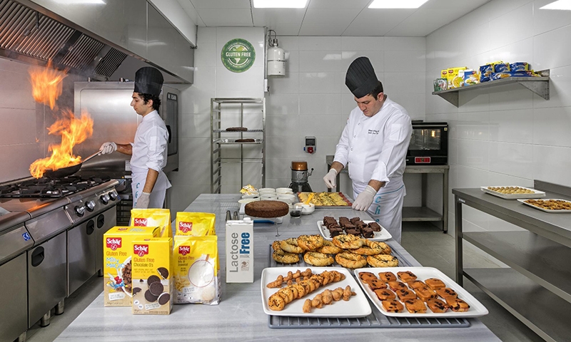 Подготовка к завтраку Mirage Park Resort