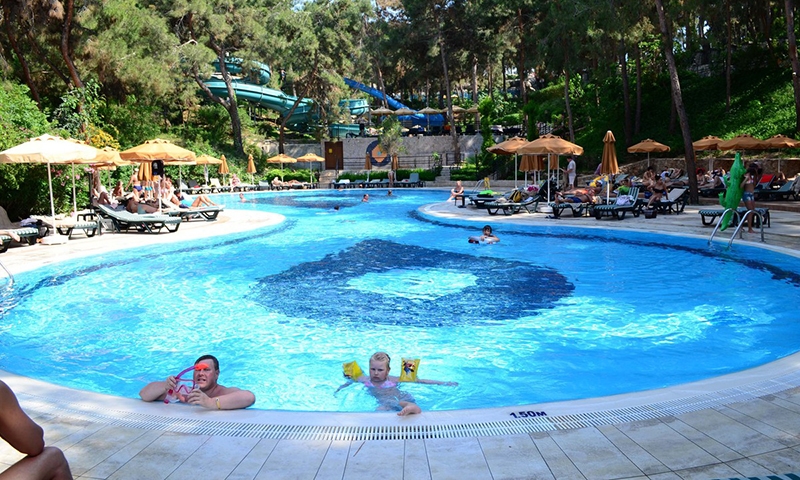 Водные горки и бассейн в Utopia World