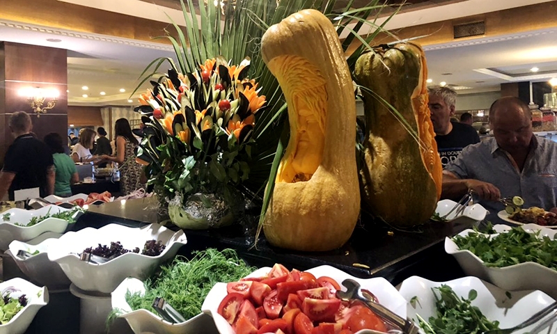 Шведский стол в Utopia World