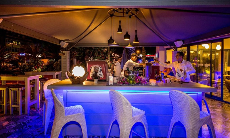 Бар в Cosmopolitan Resort Hotel