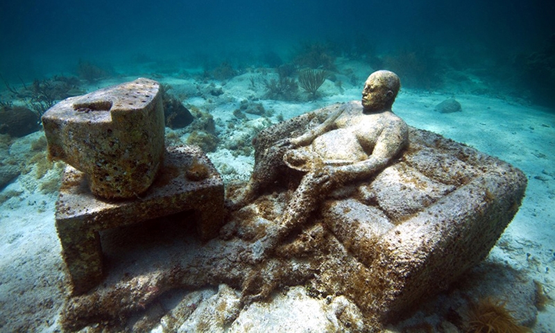 Экспонат музея подводных скульптур в Канкуне