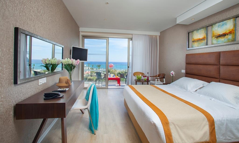 Номер с видом на море в Faros Hotel