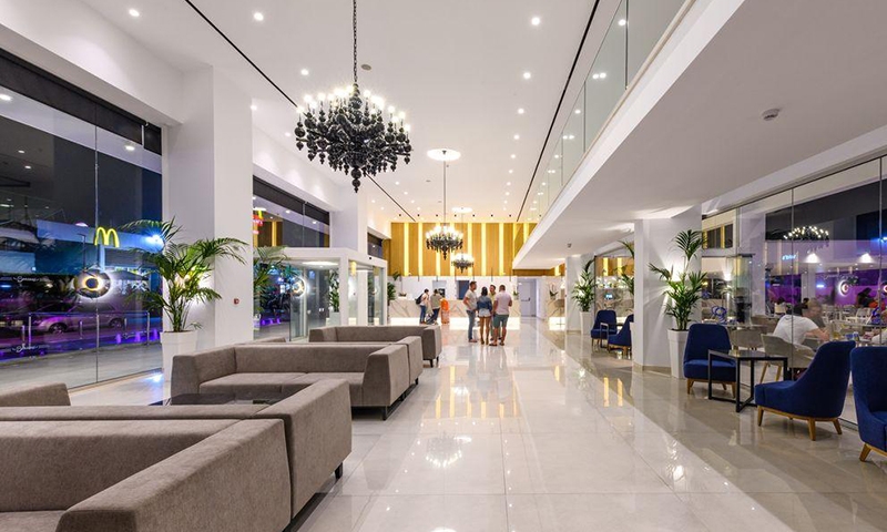 Холл отеля Tasia Maris Seasons Hotel