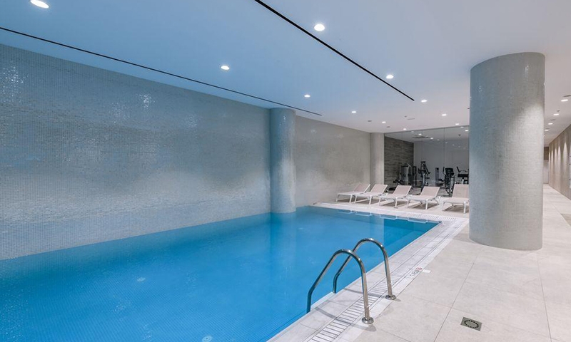 Крытый бассейн в отеле Tasia Maris Seasons Hotel