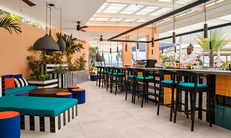 Бар в SALT of Palmar