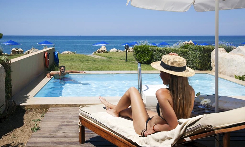 Номер с бассейном в Aquila Rithymna Beach