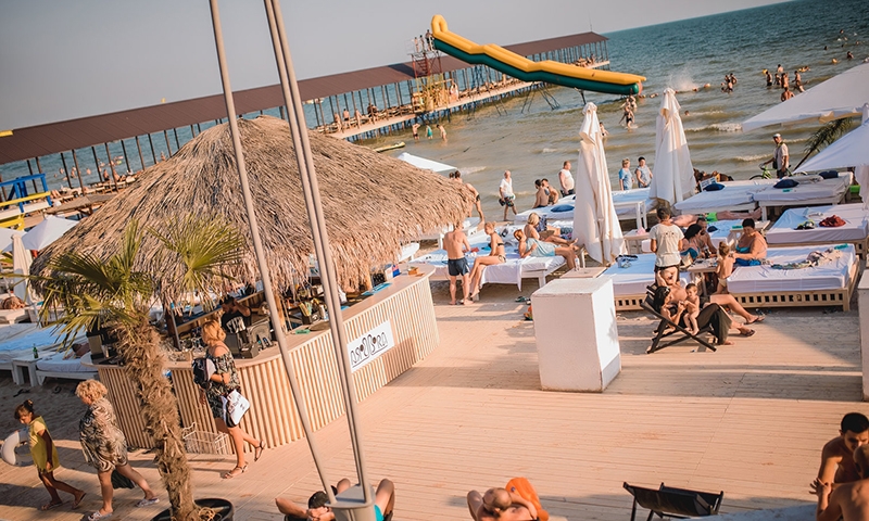 Пляж у отеля Голубая Лагуна