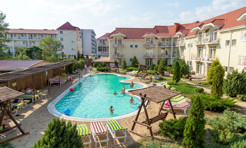 Бассейн в отеле Дельфин