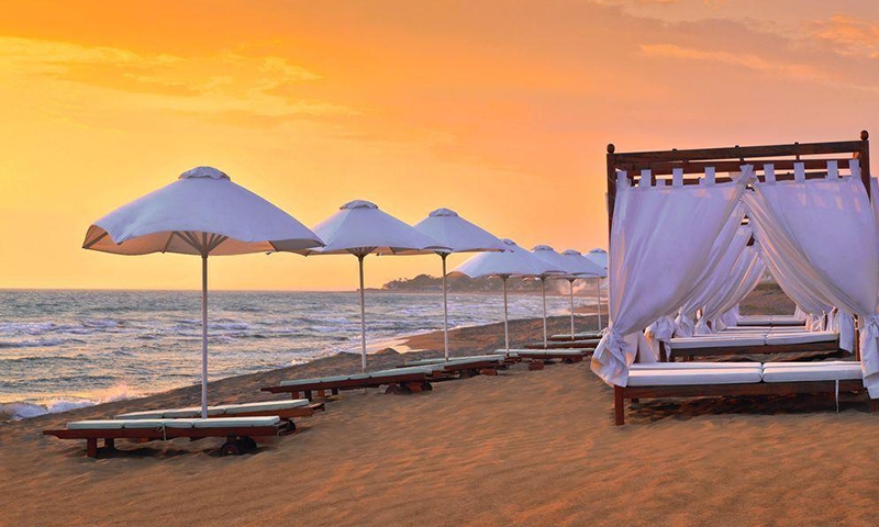 Пляж у отеля Aldemar Olympian Village Beach Resort