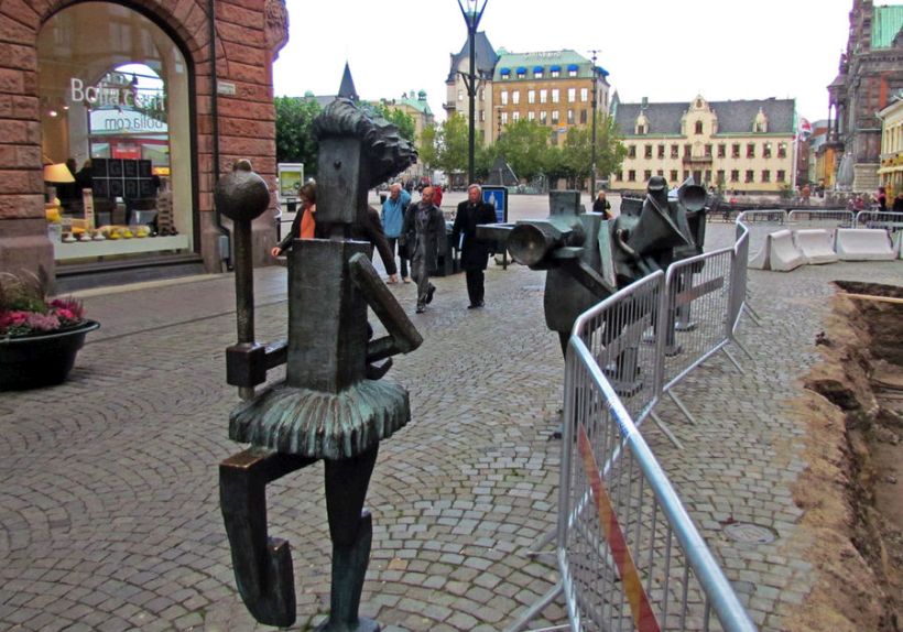 Оптимисты оркестр - скульптура на улице Sodergatan в Мальме, Швеция
