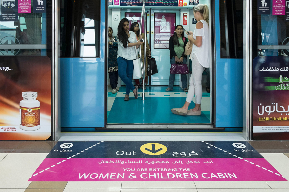 Вагоны в метро Дубаи