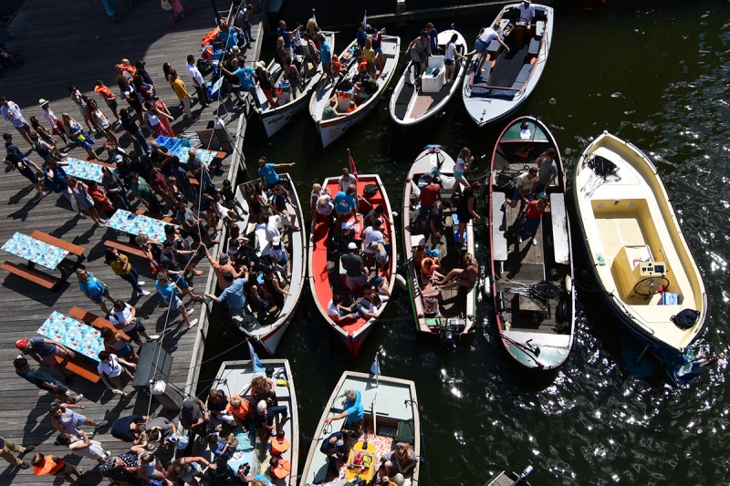 Ловля пластика в каналах Амстердама