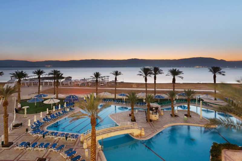 Пляж у отеля Crowne Plaza Dead Sea