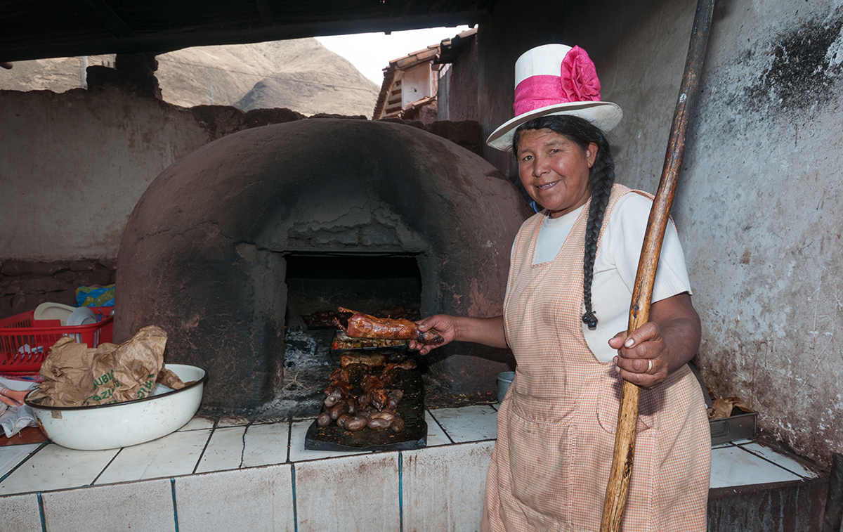Женщина жарит куй в Перу