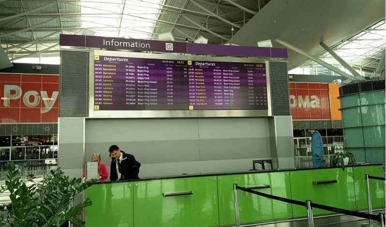 Информационное табло в аэропорту. Авиарейсы в анталии. Аэропорт кишинев онлайн табло. Табло борисполь. Табло аэропорт киев.