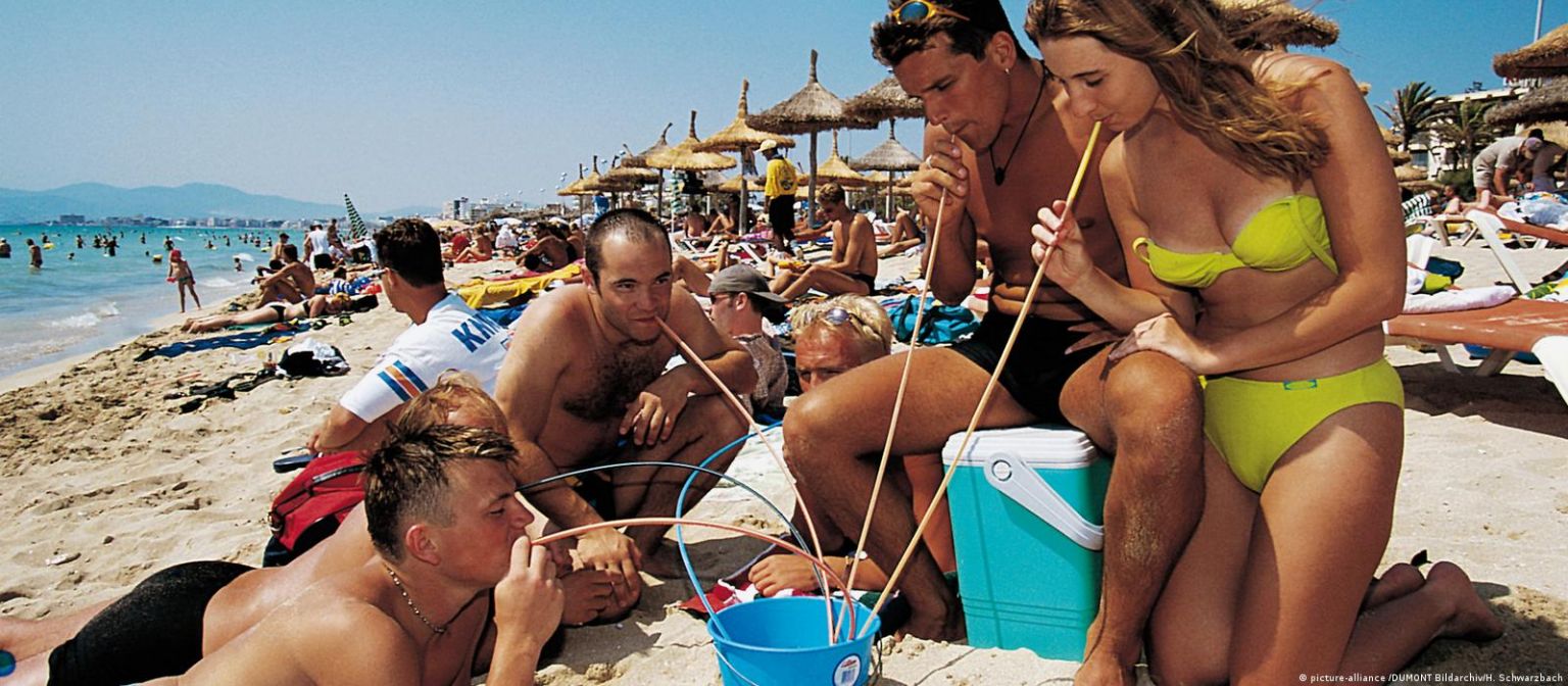 Немки на пляже. Пришла на пляж. Балеарские девушки. Sex Майорка / Mallorca: Flaschenpost